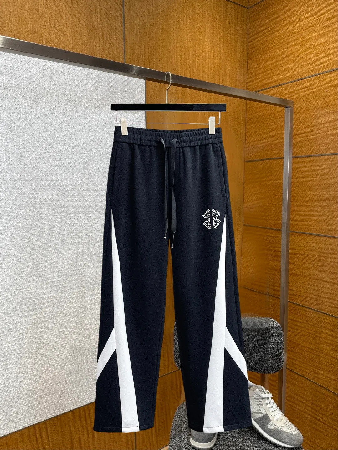 Balenciaga [High Version] 2026 Autumn and Winter latest products, available at counters at the same time, Original product, fashionable casual trousers and casual trousers, using imported original fabrics, top-grade embroidery 🪡 craft letter pattern logo, original hardware accessories decoration, simple yet fashionable, fashionable and handsome upper body, Sizes: M-3XL